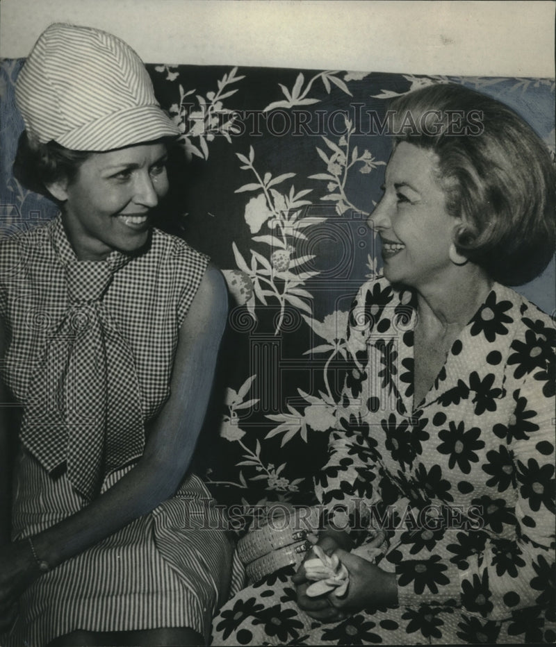 Load image into Gallery viewer, 1969 Press Photo Mrs. Ruel Russell, Mrs. Albert E. Geiss at Luncheon - abno11435
