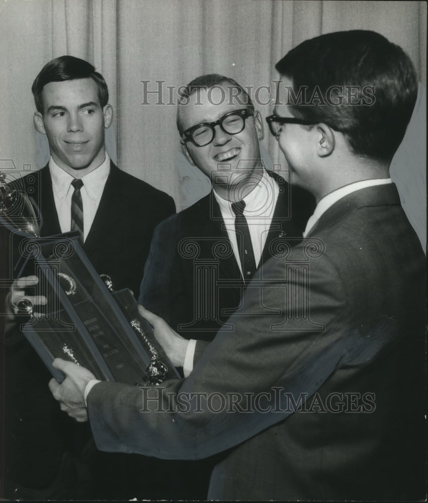 1967 Press Photo Pat Sullivan Receives Eastwood Jaycee Trophy for Jefferson Co. - Historic Images