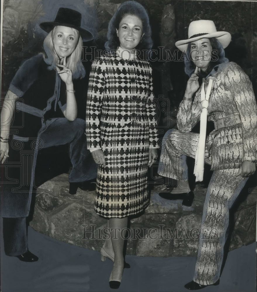 1970 Press Photo Club Members Display Fashion- Historic Images