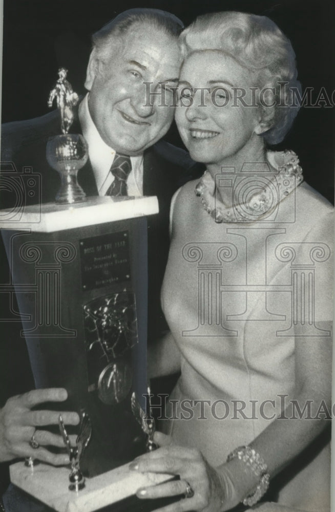Load image into Gallery viewer, 1970 Press Photo Nellie Smith and Nathan Goldstein, "Boss of the Year" Winners
