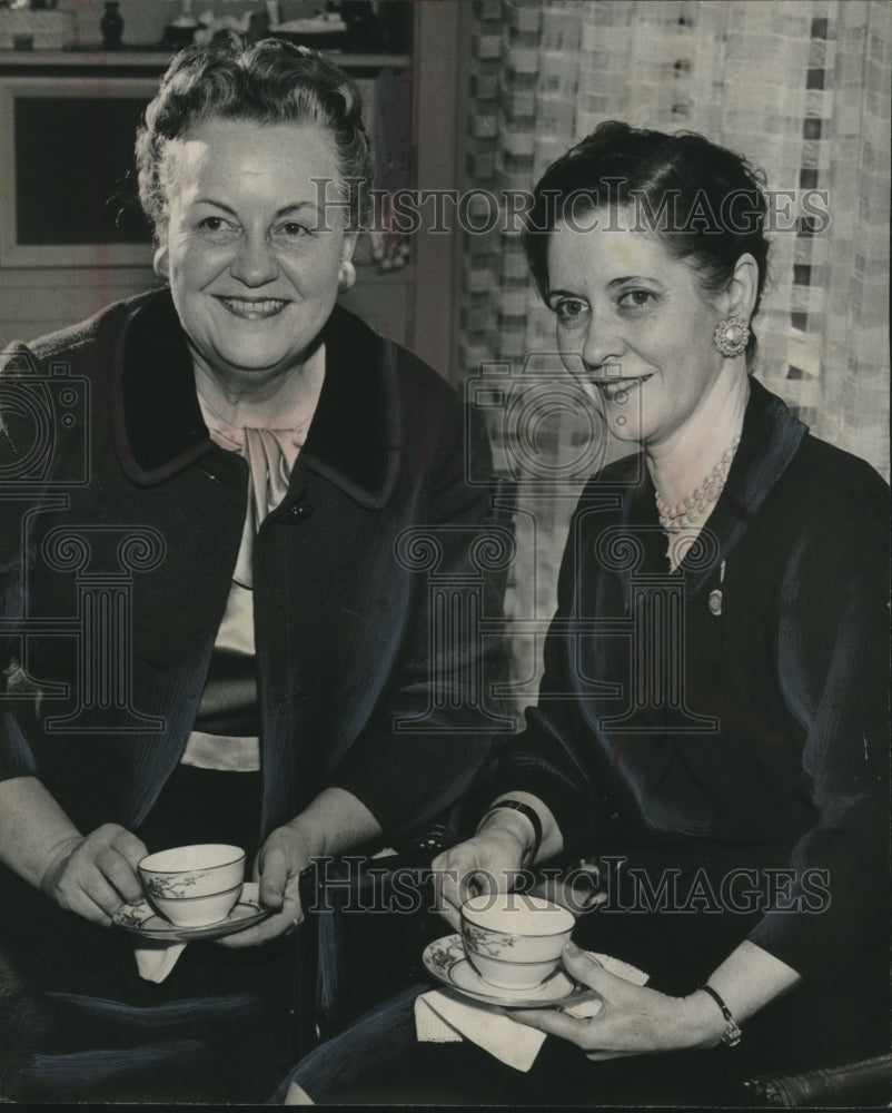 1960 Press Photo Mrs. William Thuss, Mrs. Walker Curtis at gathering- Historic Images