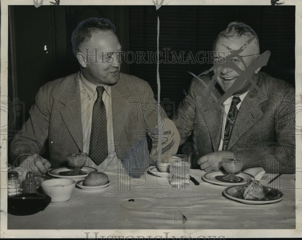 1946 Press Photo University of Alabama Coach Harold &quot;Red&quot; Drew (L) and Ed Norton - Historic Images