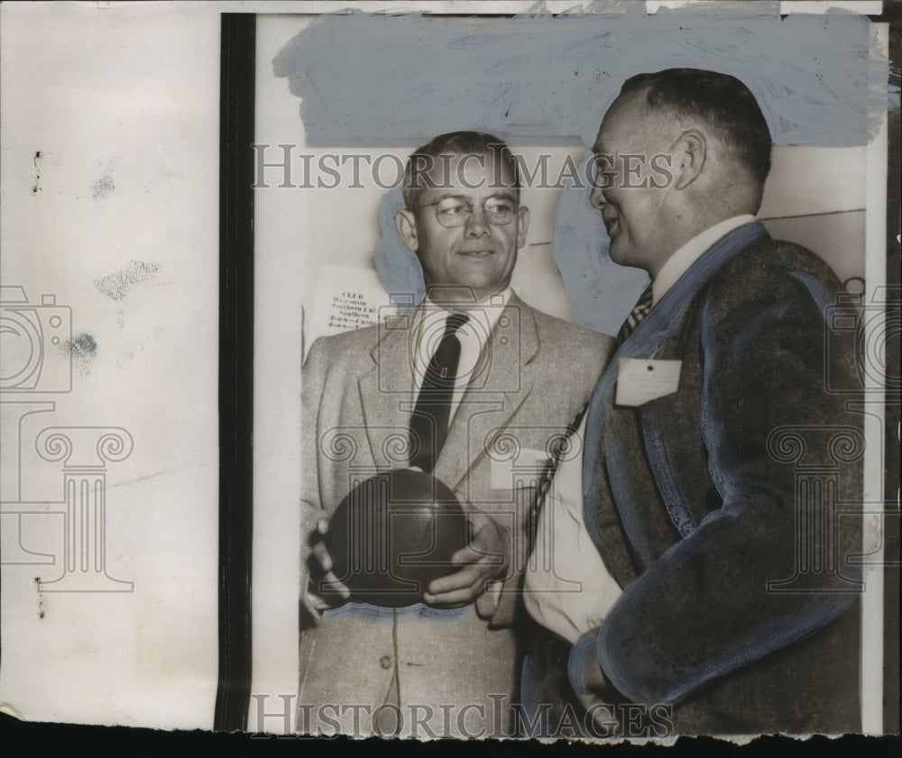 1953 Press Photo Washington-Coach Jess Hill and Coach Red Drew chat at meeting. - Historic Images