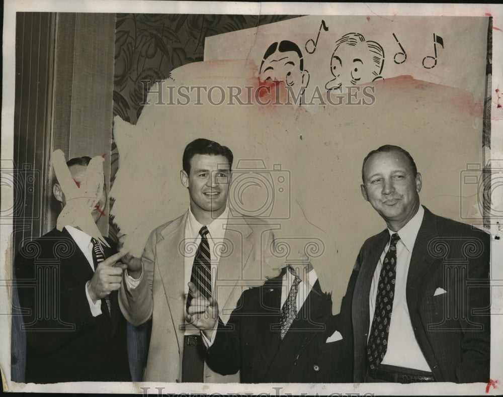 1950 Press Photo Walt Dropo (left center) Red Sox baseball player with others. - Historic Images