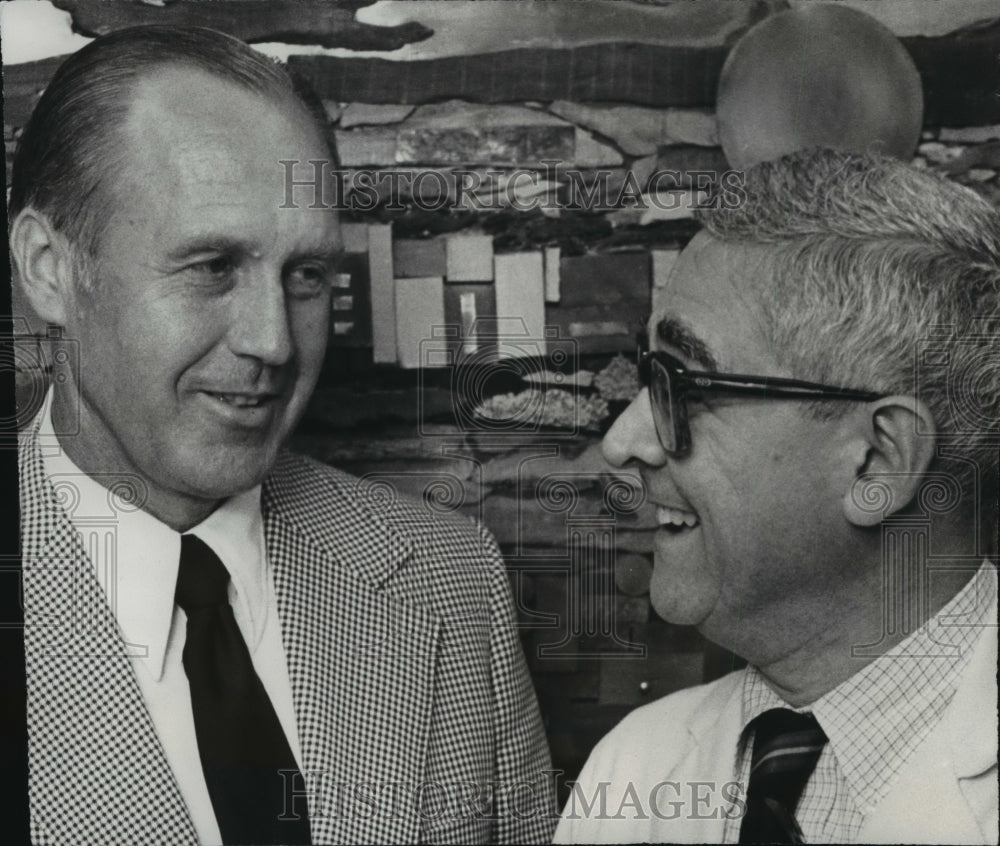 1977 Press Photo Dr. Bobby Brown, left, with Dr Thomas James. - abns00362 - Historic Images