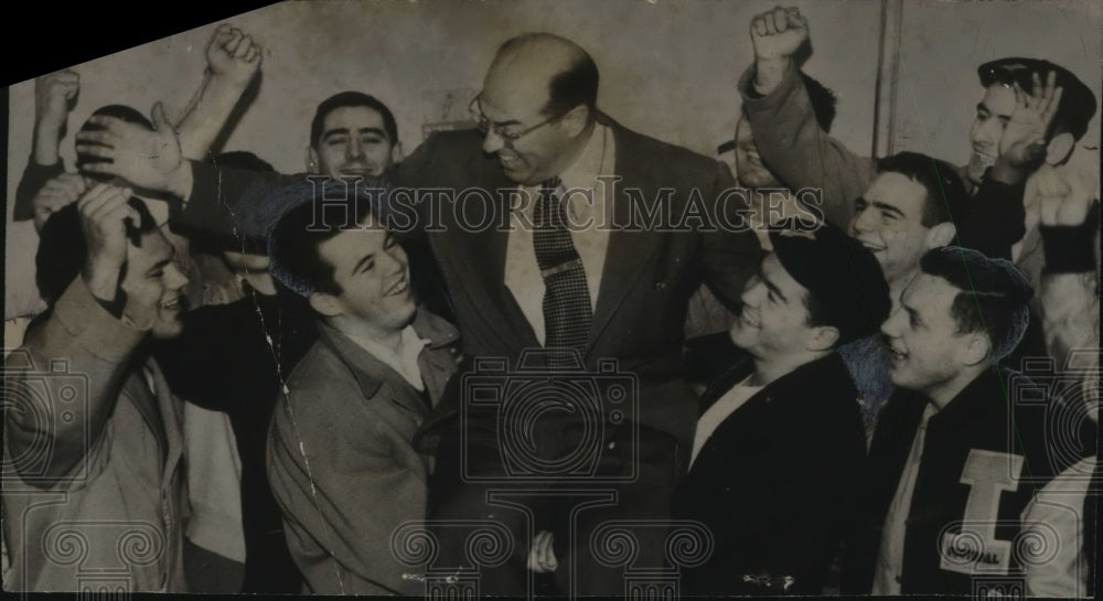 1951 Press Photo Illinois-Champaign- Coach Ray Eliot stays; players celebrate - Historic Images