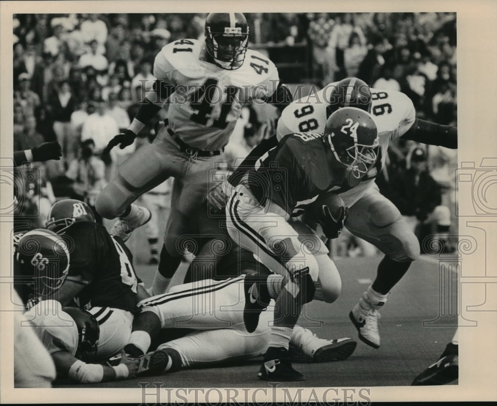 1989 Press Photo Alabama&#39;s#24 Kevin Turner runs against So.Miss.&#39;s #41 and #98. - Historic Images
