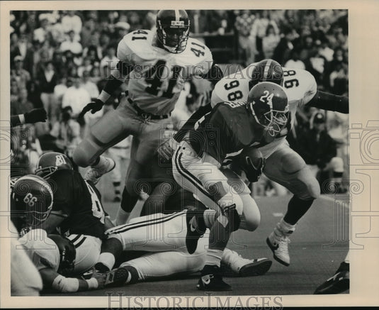 1989 Press Photo Alabama's#24 Kevin Turner runs against So.Miss.'s #41 and #98.