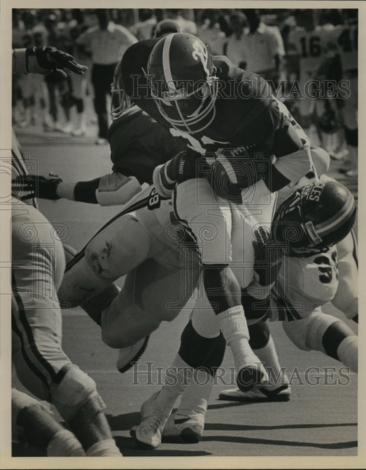 1986 Press Photo Alabama #22 Gene Jelks is tackled by SMU #99 Sidney Coleman.