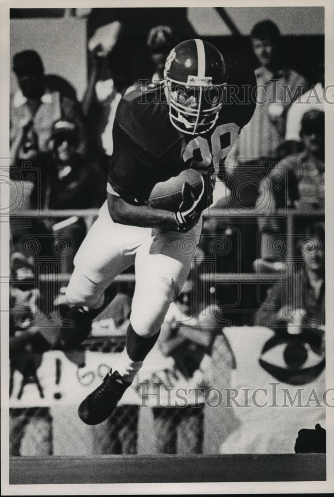1988 Press Photo Alabama football player David Casteal runs in open field. - Historic Images