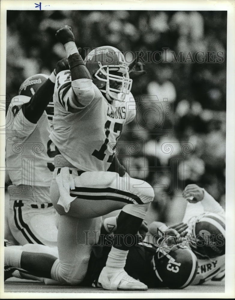 1988 Press Photo Alabama's quarterback #13 David Smith is sacked from USL team. - Historic Images