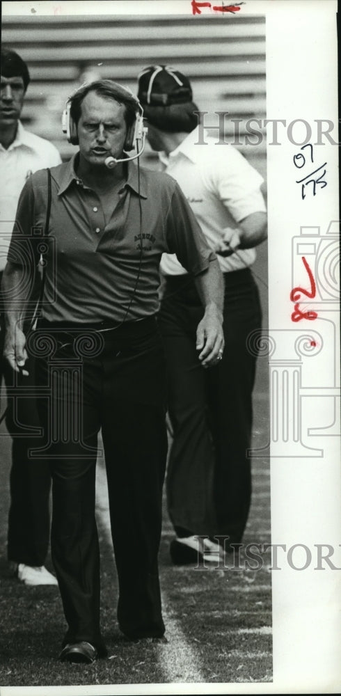 Press Photo Alabama-Auburn football head, Pat Dye looks angry on sideline- Historic Images