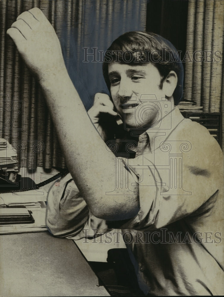 1970 Press Photo Memphis-Archie Manning studies his left arm after cast removal. - Historic Images