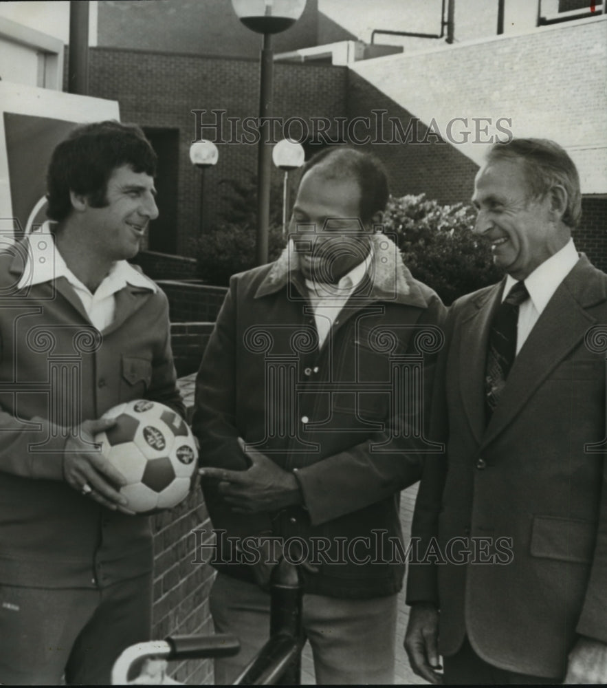 1977 Press Photo Alabama-Birmingham-Head of the Dallas Tornado soccer. - Historic Images