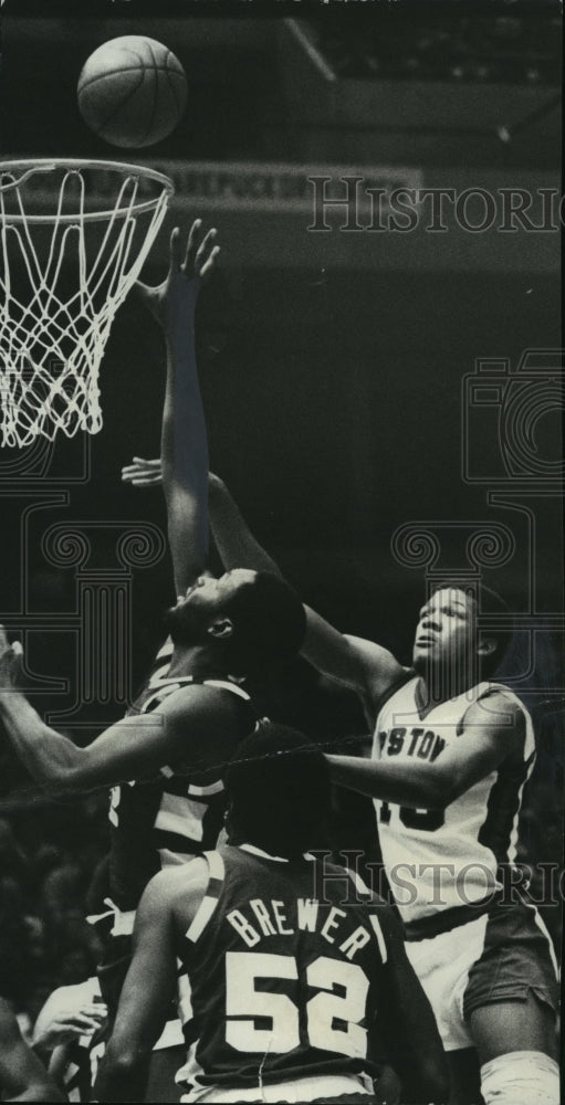 1976 Press Photo Alabama-Birmingham-Leon Douglas shoots over Cav's Jim Chones.- Historic Images