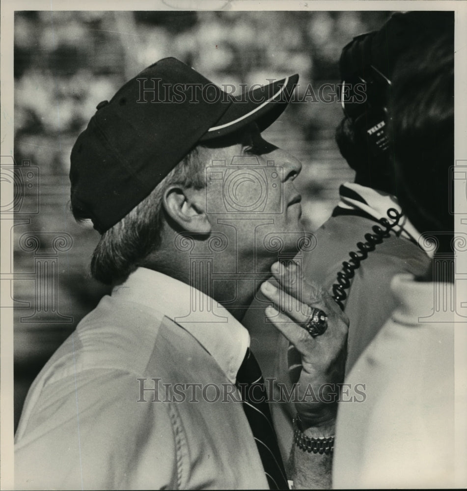 1985 Press Photo Alabama-Auburn Pat Dye wondering what happen to defense. - Historic Images