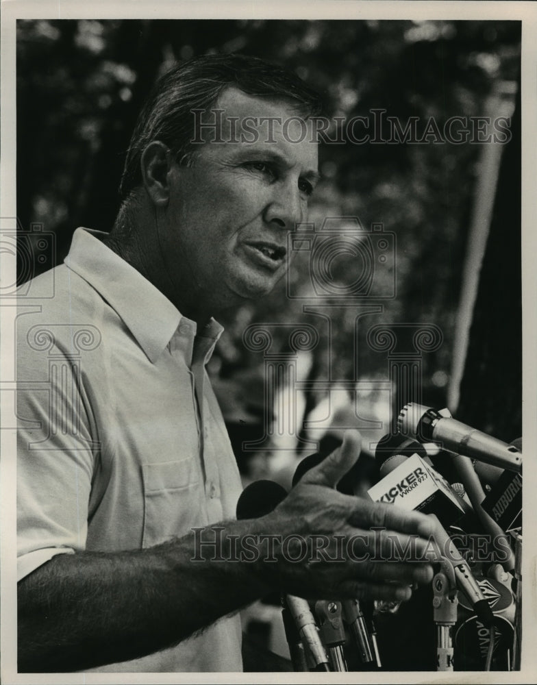 1987 Press Photo Alabama-Auburn Pat Dye/ Press Conference at Still Waters. - Historic Images