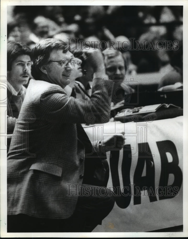 1982 Press Photo University of Alabama-Birmingham basketball, Gene Bartow. - Historic Images