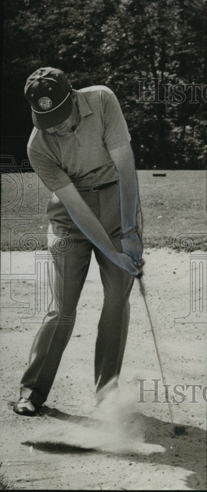 1957 Press Photo Alabama-Golfer-Preacher Franklin hits ball out of sand trap. - Historic Images