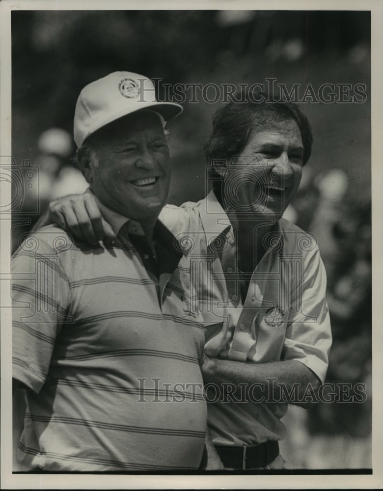 1985 Press Photo Alabama-Charley Boswell&#39;s Jim Martin hugs him after shot. - Historic Images