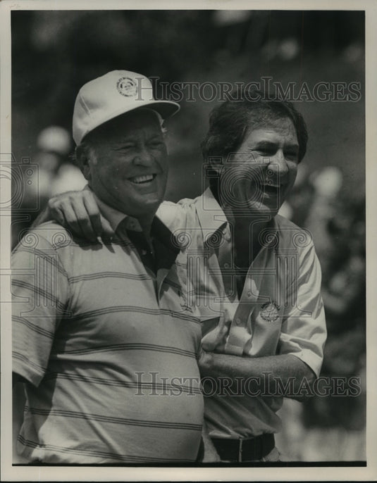 1985 Press Photo Alabama-Charley Boswell's Jim Martin hugs him after shot. - Historic Images