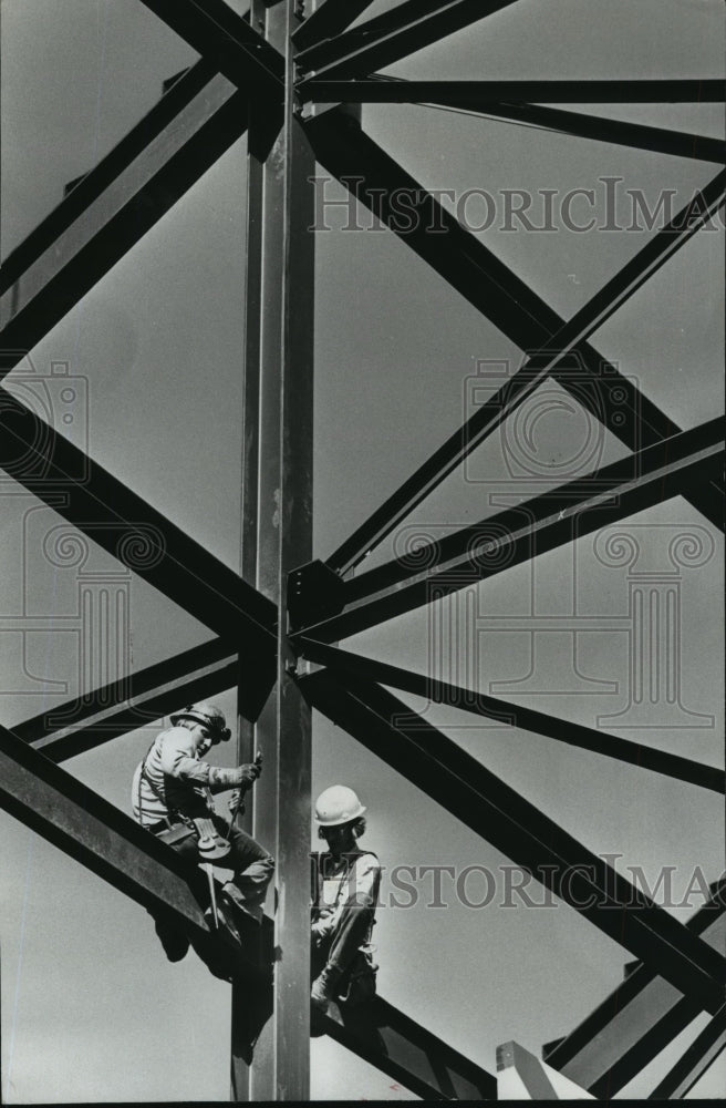 1978 Press Photo Alabama-Birmingham-Men working on the Legion Field Stadium. - Historic Images