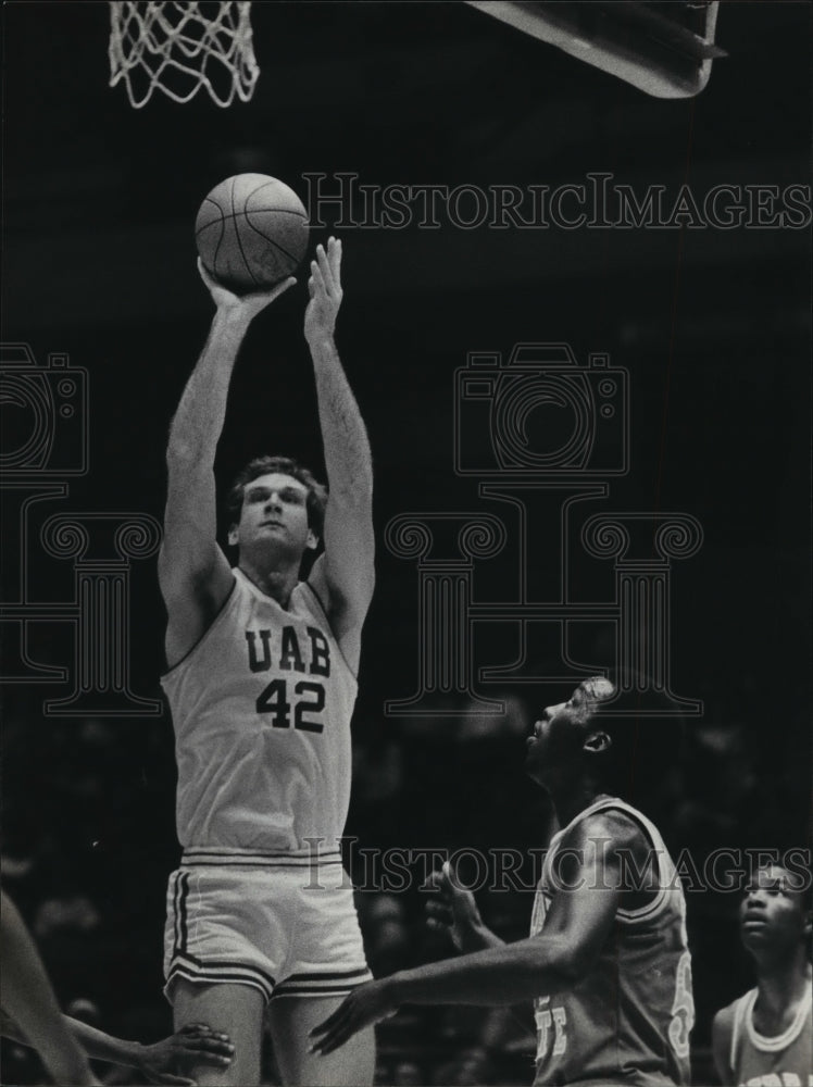 1982 Press Photo University of Alabama Birmingham&#39;s Lex Drum scores in Classic. - Historic Images