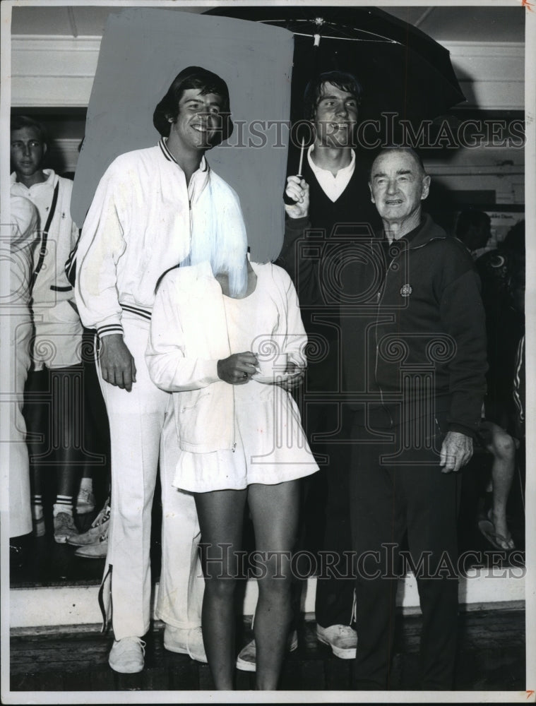 1972 Press Photo Pat DuPre, tennis player, sheltered from Australian rain. - Historic Images