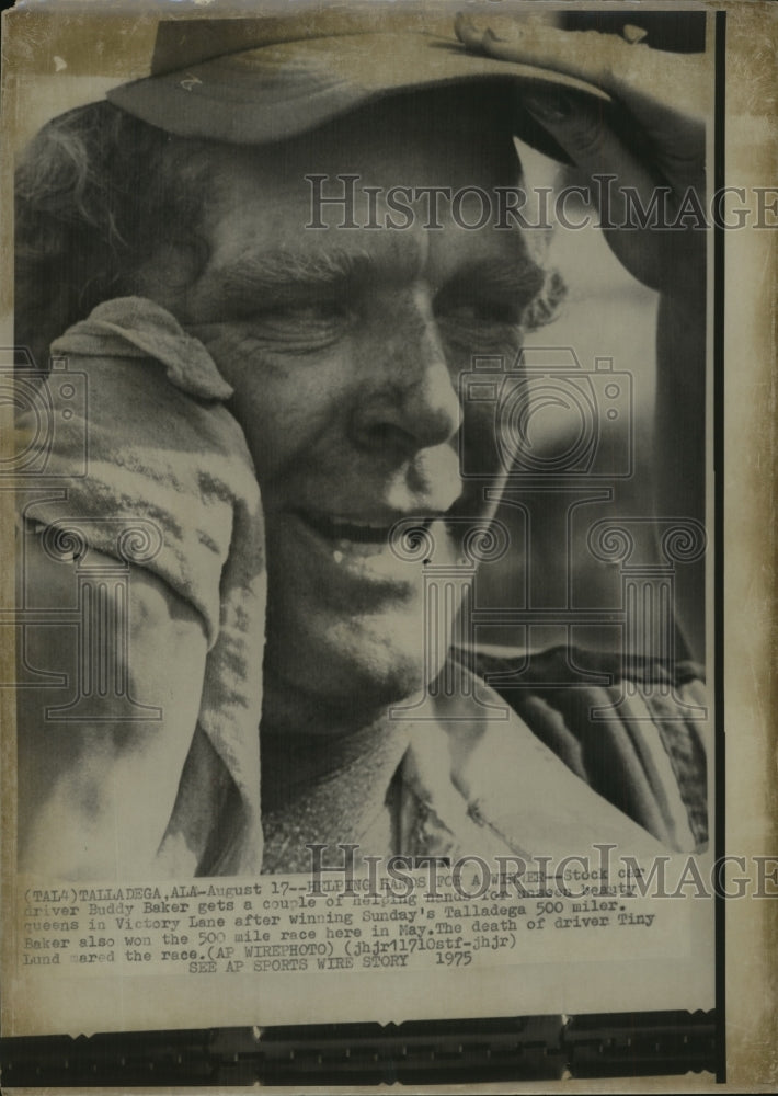 1975 Press Photo Alabama-Talladega-Race car driver Buddy Baker gets helping hand - Historic Images