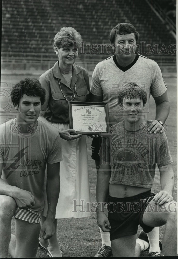 1982 Press Photo Alabama-Mountain Brook, and players give fan an award. - Historic Images