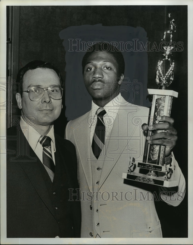 1980 Press Photo Alabama-Basketball player Craig Lane receives trophy. - Historic Images