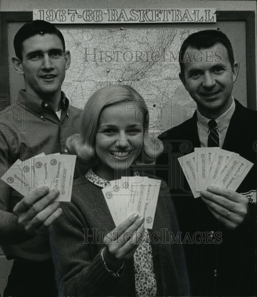 1967 Press Photo Alabama-Samford&#39;s player, supporter and with game tickets - Historic Images