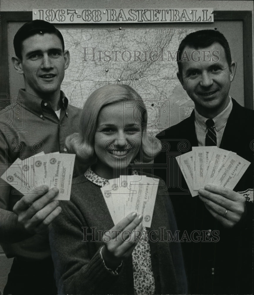 1967 Press Photo Alabama-Samford's player, supporter and with game tickets - Historic Images