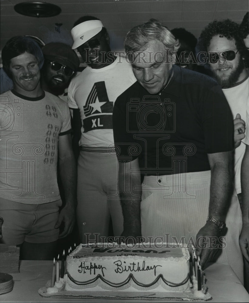 1975 Press Photo Alabama-Birmingham Vulcan&#39;s surprised by birthday cake. - Historic Images