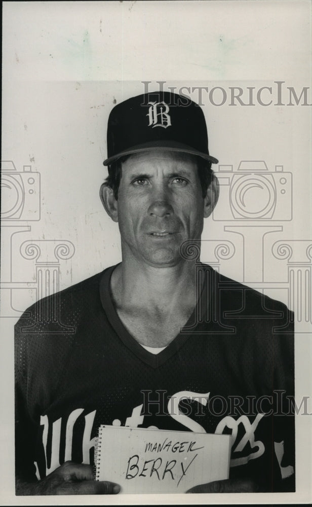 1989 Press Photo Alabama-Birmingham Barons baseball manger, Ken Berry holds sign - Historic Images