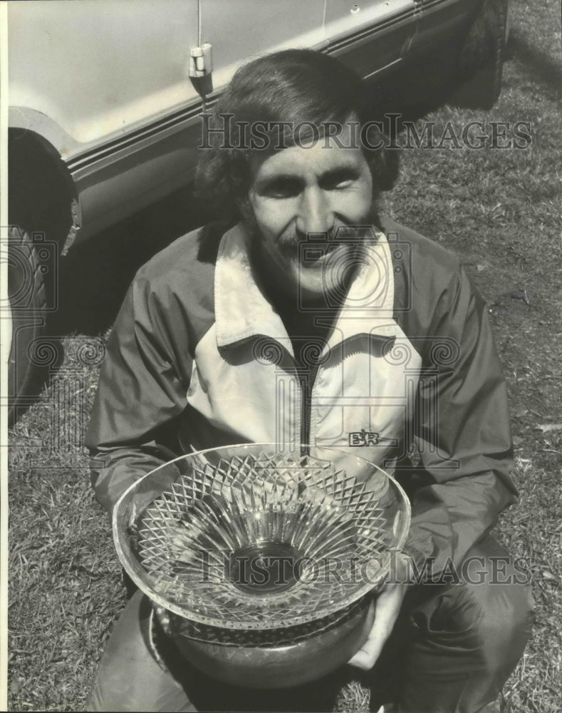 1980 Press Photo Torch Run Winner Steve Bolt Holds His First Place Trophy - Historic Images