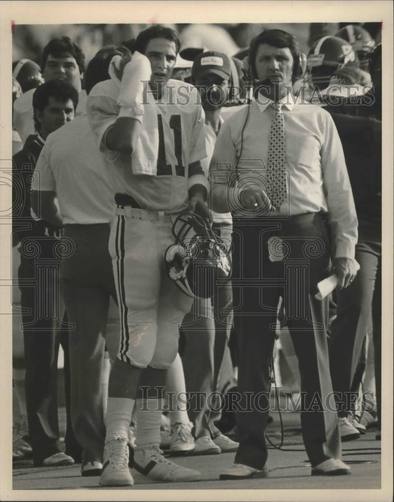 Press Photo Alabama-Quarterback Mike Shula with on sideline. - abns01529 - Historic Images