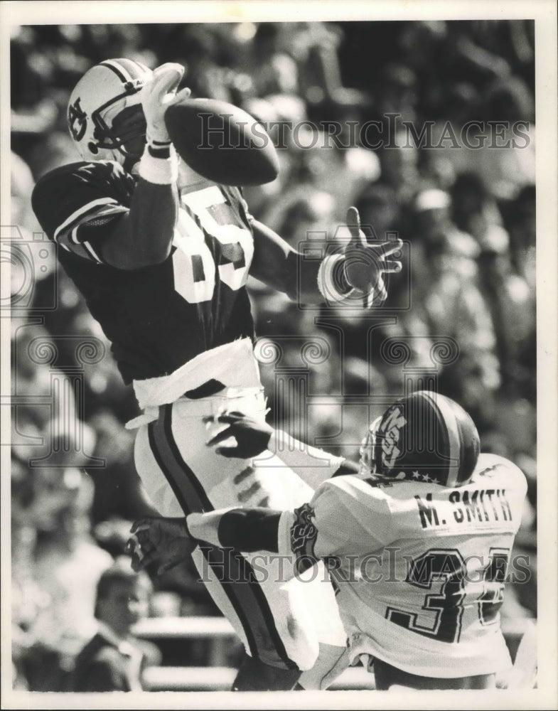 1988 Press Photo Alabama-Auburn Lawyer Tillman goes up for a pass against MSU. - Historic Images
