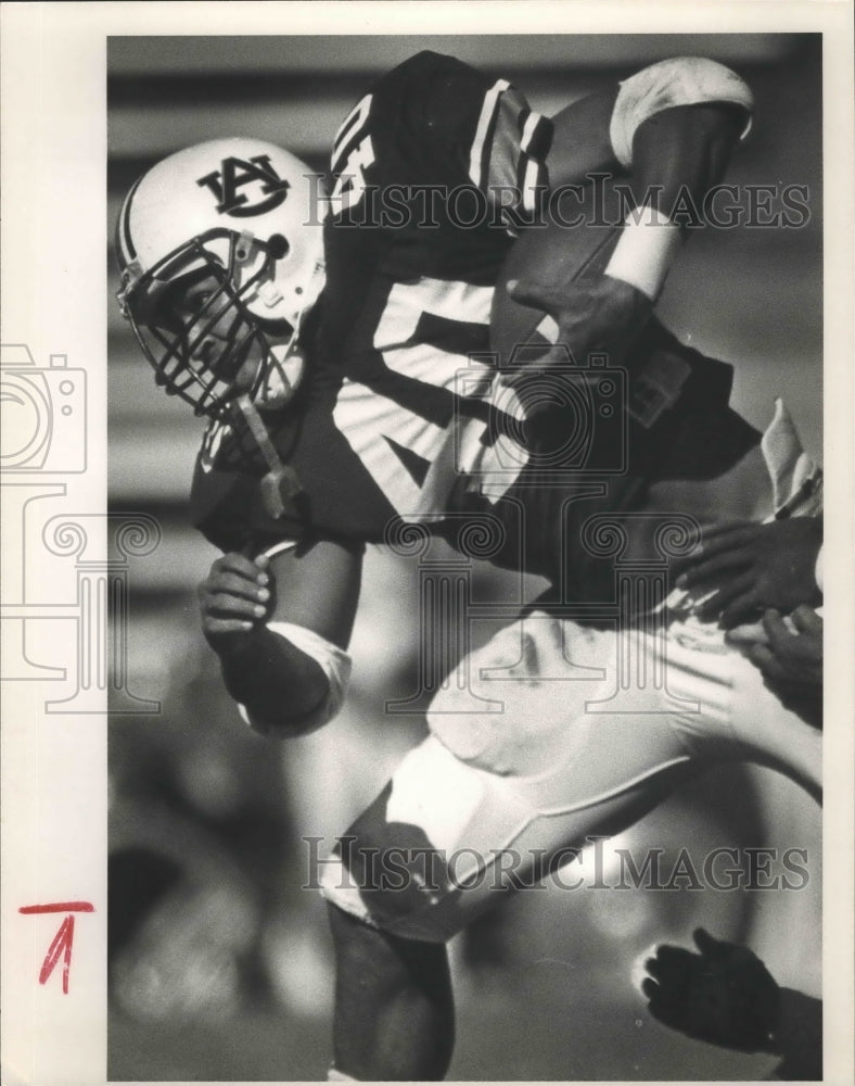 1988 Press Photo Alabama-Auburn football player Alex Strong runs with the ball. - Historic Images