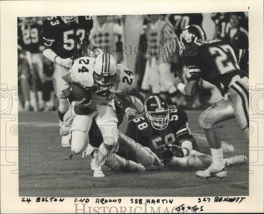 1986 Press Photo Alabama-Auburn Bolton runs past Miss. State Martin and Bennett. - Historic Images
