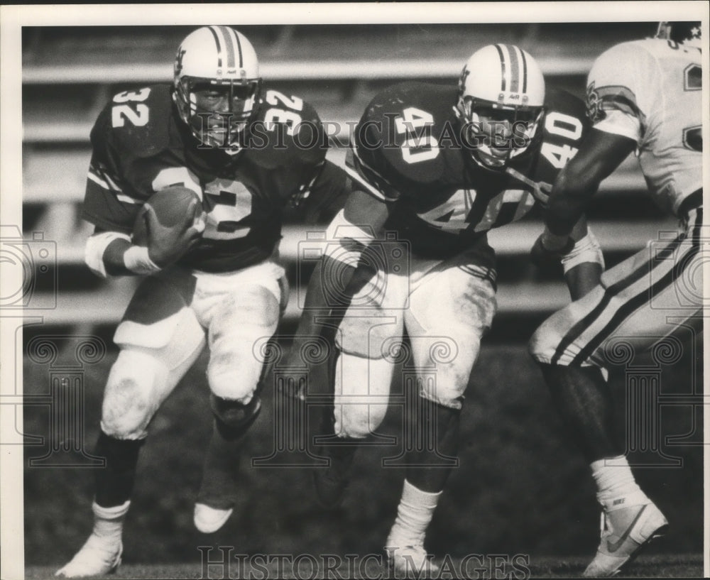1988 Press Photo Running Back Stacy Danley Follows The Blocking Of Alex Strong - Historic Images