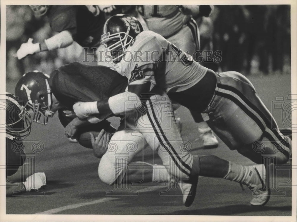 1987 Press Photo Quarterback Jeff Dunn Tackled Hard By Mississippi State Player - Historic Images