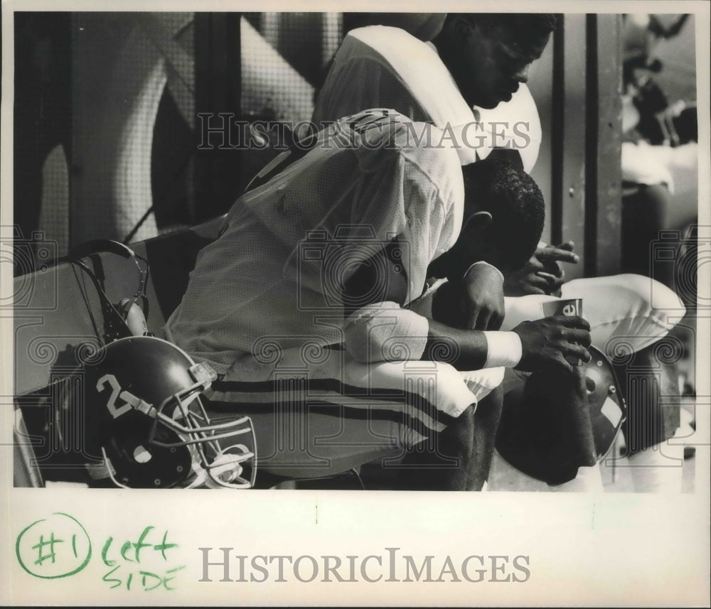 1987 Press Photo Alabama football player P. Goode and teammate look dejected. - Historic Images