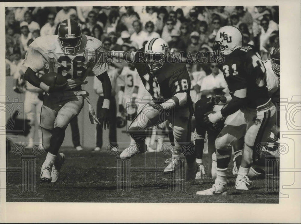 1987 Press Photo Alabama football player #26 runs from Memphis State tacklers. - Historic Images