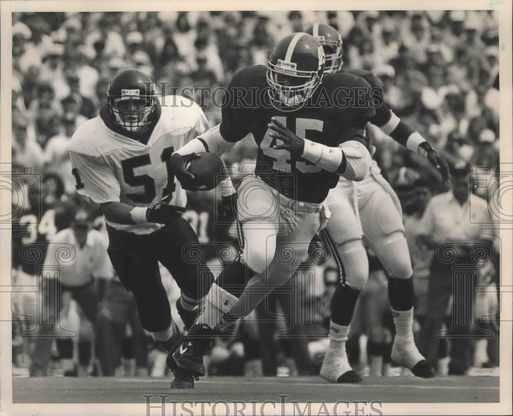 1990 Press Photo Alabama #45 Tarrant Lynch chased by Vandy&#39;s #51 Mike Gandolfo. - Historic Images