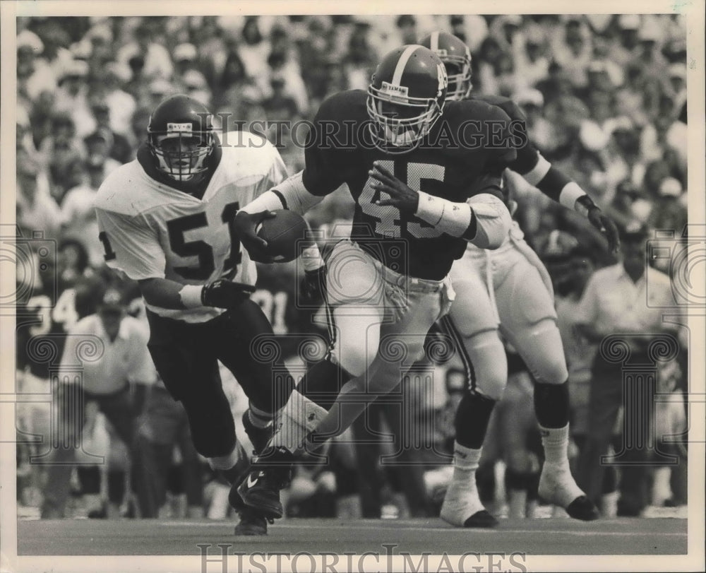 1990 Press Photo Alabama #45 Tarrant Lynch chased by Vandy's #51 Mike Gandolfo. - Historic Images