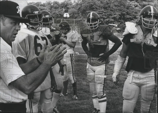 1976 Press Photo Ramsay High School Buddy Cranford With Football Players- Historic Images