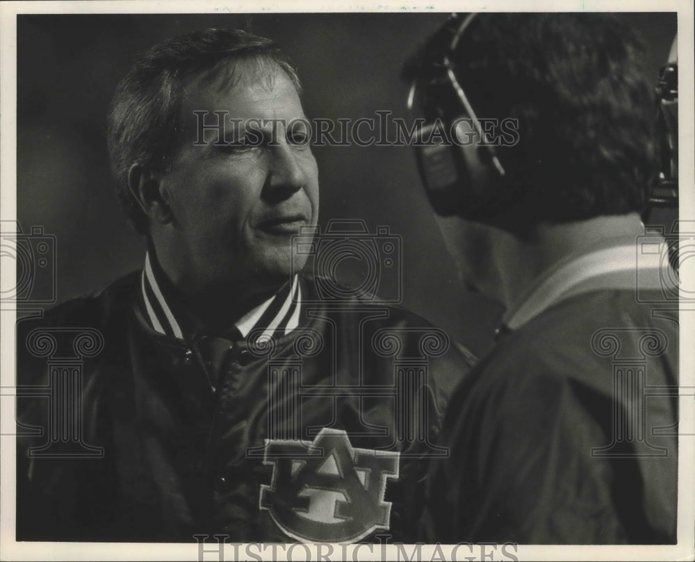 1985 Press Photo Alabama-Auburn Pat Dye with assistant on the sidelines. - Historic Images