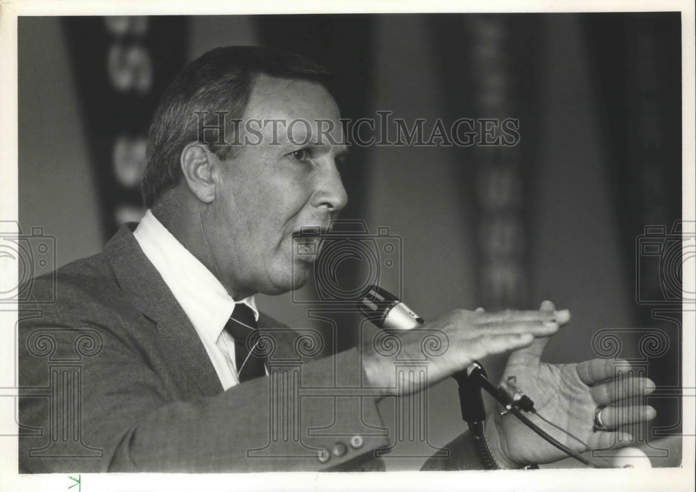 1986 Press Photo Auburn University Head Football Pat Dye Speaks To Media - Historic Images