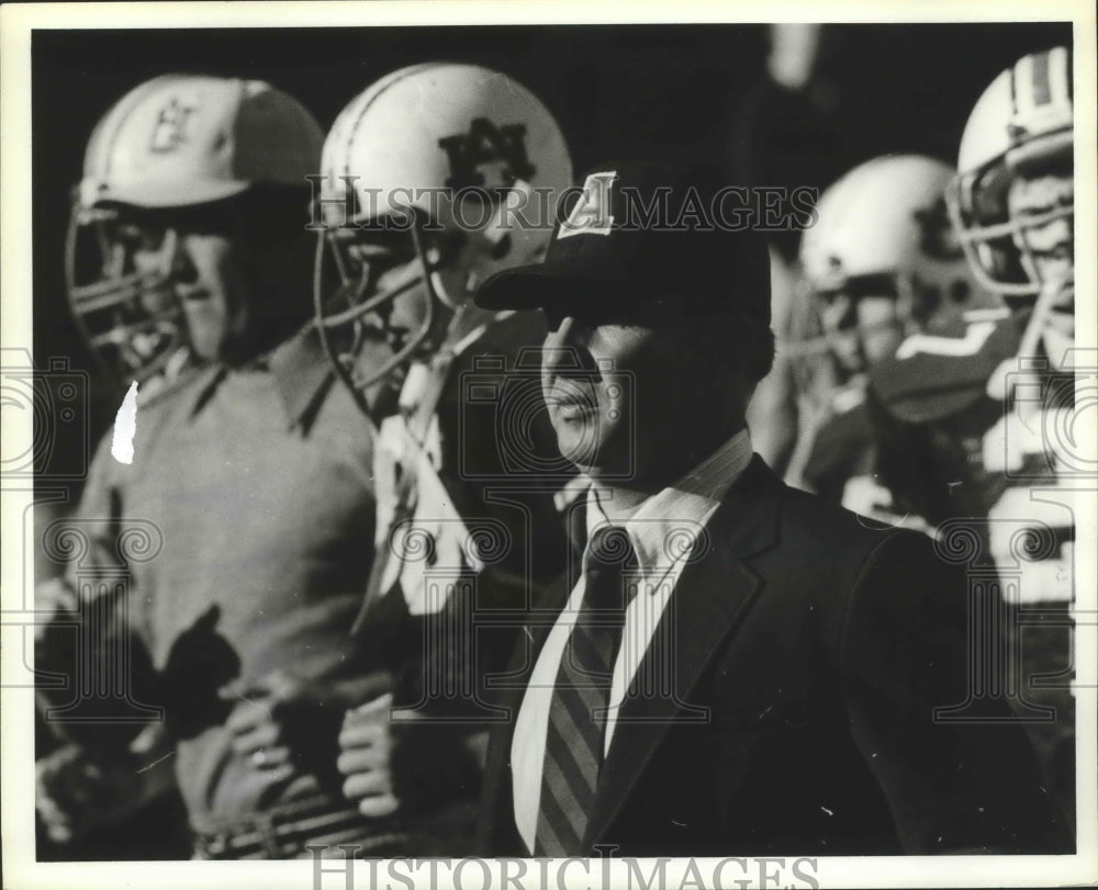 Press Photo Auburn University Head Football Pat Dye On Sidelines At Game - Historic Images